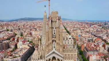 İspanya, Barselona - 13.09.2022: Arial view insansız hava aracı eski kasaba Barselona La Sagrada Familia Kilisesi 'nde katolik kutsal yer olan İspanya panoramasının tamamlanmamış dini binası