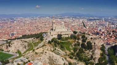 Marsilya 'daki La Bonne Mere Kilisesi Katolik Tapınağı' nın havadan en iyi görüntüsü. Fransız kasabası, dini tapınak ikonik kale gezisi mimarisi her yere yayılıyor.