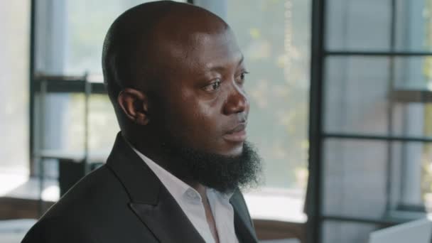 Afrika Adamı Ekip Lideri Profesyonel Işçi Ofis Planlamasında Başlangıç Projesini — Stok video