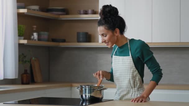 Chef Fêmea Mulher Árabe Fogão Esposa Mãe Cozinhar Prato Aromático — Vídeo de Stock