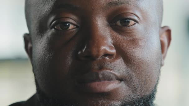 Портрет Расстроен Разочарованный Африканский Взрослый Мужчина Плюс Размер Одинокий Парень — стоковое видео