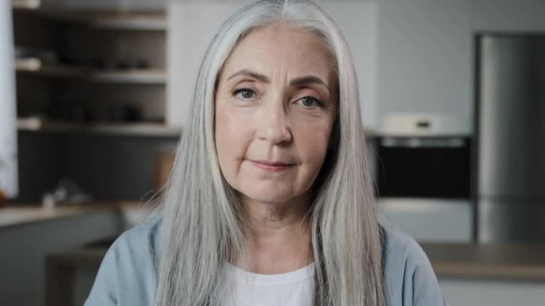 Oldukça Olgun Orta Yaşlı Yaşlı Sarışın Bir Kadın Kameraya Bakıyor — Stok video
