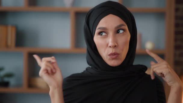 Feliz Éxtasis Activa Árabe Musulmana Islámica 30S Mujer Hiyab Negro — Vídeos de Stock