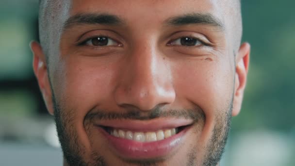 Extreme Nahaufnahme Männlichen Gesichtsausdruck Mann Kopf Afroamerikaner Froh Glücklich Lächelnd — Stockvideo