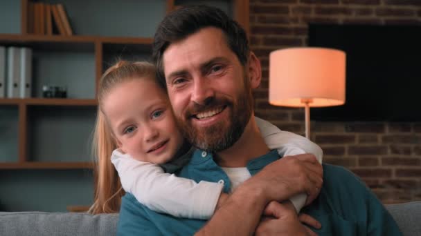 Χαρούμενος Μπαμπάς Pigggybacking Ευτυχισμένη Κόρη Του Παιδιού Στο Σπίτι Οικογενειακό — Αρχείο Βίντεο