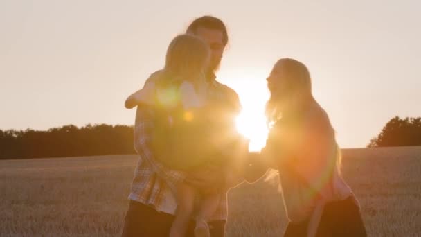 Familie Silhouetten Gouden Veld Het Park Buiten Het Zonlicht Spelen — Stockvideo