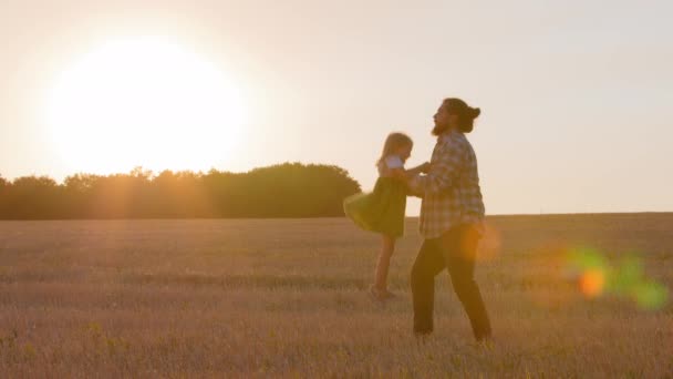 Papá Feliz Con Niña Jugar Juego Parque Sol Cielo Soleado — Vídeos de Stock