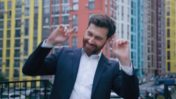 Feliz Hombre Negocios Divirtiéndose Después Duro Día Celebrando Victoria Hombre — Vídeos de Stock