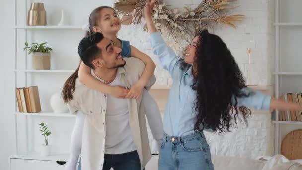 Multietnické Mnohonárodnostní Indické Kavkazské Hispánské Rodiny Mnohonárodnostní Rodiče Tančí Domácí — Stock video