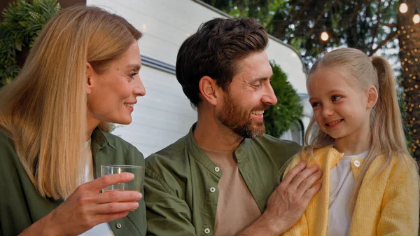 Portrait Caucasien Heureux Famille Plein Air Près Maison Camping Déjeuner — Photo