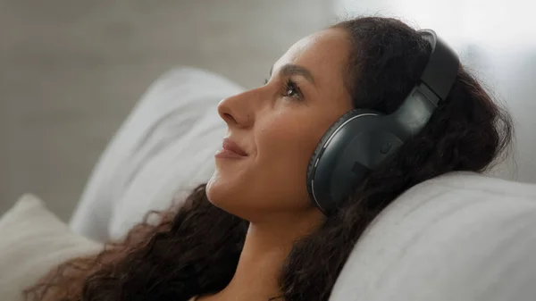 Visão Lateral Feliz Inspirado Latino Hispânico Caucasiano Anos Sorrindo Mulher — Fotografia de Stock