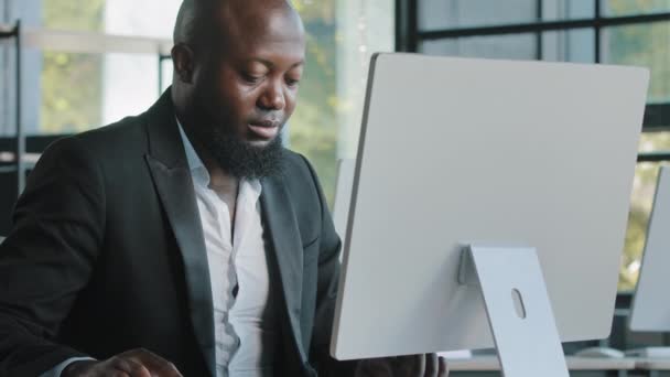 Medelålders Professionell Chef Afrikansk Vuxen Tusenårig Man Arbete Dator Företag — Stockvideo