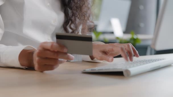 持有信用卡的无法辨认的特写镜头妇女在键盘上输入计算机打字数据女商人利用银行应用软件在网上商店为产品支付安全费用 — 图库视频影像