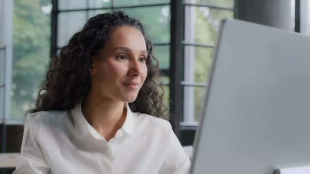 Primer Plano Enfocado Hermosa Mujer Hispana Joven Mirando Pantalla Sonriente — Vídeos de Stock