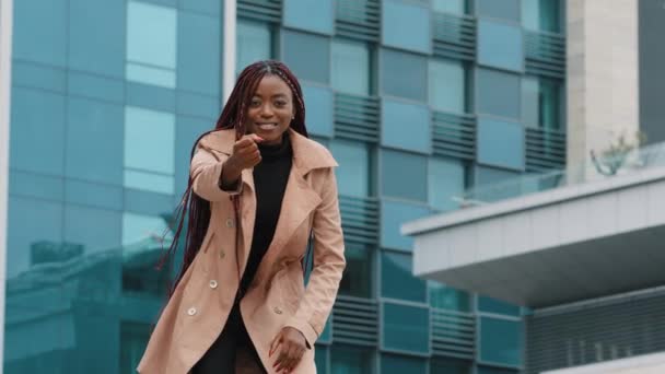 Atractiva Joven Amigable Positiva Sonriente Africana Americana Mujer Fingiendo Tirar — Vídeos de Stock
