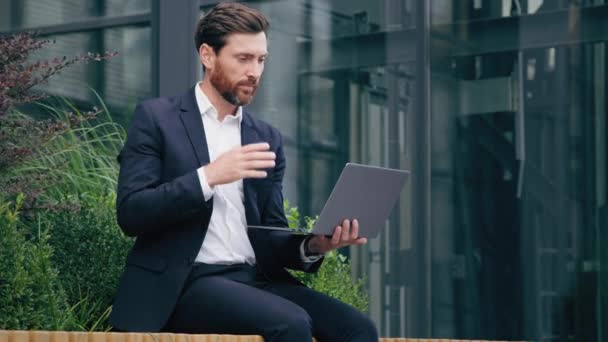 Professionelle Berater Geschäftsmann Sitzt Freien Kommunizieren Videoanruf Auf Laptop Beratung — Stockvideo