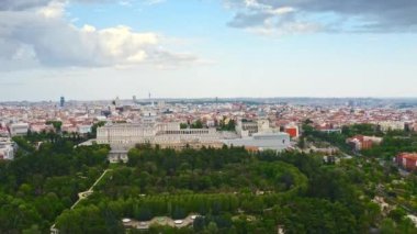 Madrid başkenti İspanya 'nın ünlü ikametgahı İspanya kraliyet ailesi kompleksi Avrupa' nın tarihi seyahat merkezi güzel manzara yeşil park büyük şehir gökyüzü