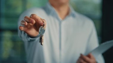 Bilinmeyen erkek ev sahibi emlakçı emlakçı iş adamı yatırımcı modern ofis anahtarlarına sahip zengin adam temsilcisi başarılı müşteri emlak konut kredisi konut kredisi için yeni bir daire satın aldı