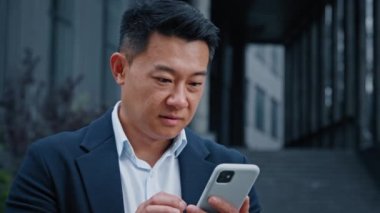 Mutlu 50 seneler. Kazanan iş adamı akıllı telefondan iş sohbeti yapar. Cep telefonuyla iyi haberler alır.