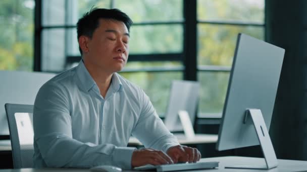 アジア系韓国人の中国人Ceoのビジネスマンの夢のような頭の良い日本人男性がオフィスのデスクでビジネスプランのアイデアを念頭に置いて考える戦略スタートアッププロジェクトを作成するコンピュータオンライン作業を使用して — ストック動画