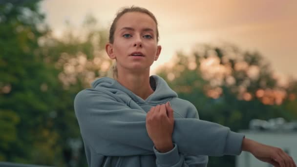 Şehir Parkında Etkin Sağlıklı Kadın Sporcu Eğitimi Omuz Kasları Jimnastik — Stok video