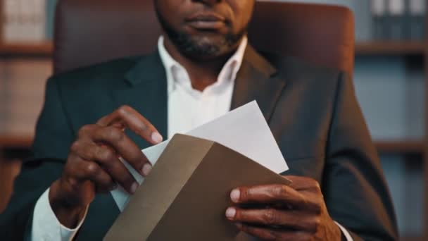 Серьезный Африканский Американский Бизнесмен Сидящий Домашнем Офисе Открытия Бумаги Письмо — стоковое видео