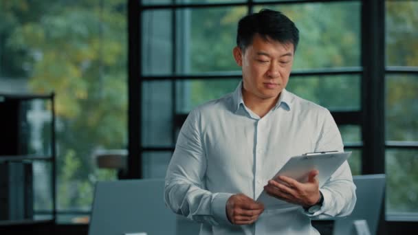 Азіатський Бізнесмен Професійний Бізнесмен Утримує Іпотечні Документи Корейський Чоловік Дає — стокове відео