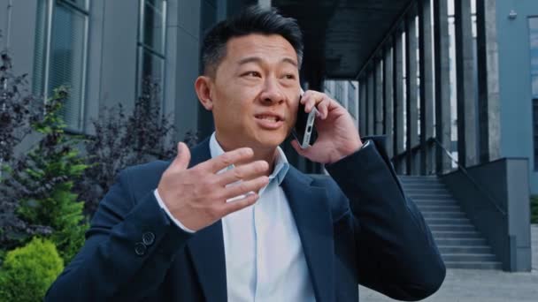 Asiatisk Ejendomsmægler Chef Leder Iværksætter Midaldrende Forretningsmand 40Erne Arbejdsgiver Ringer – Stock-video