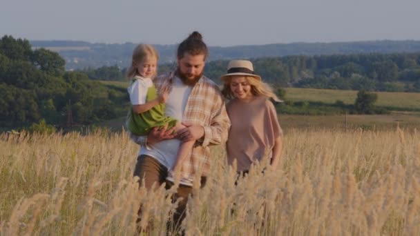모자를 수염을 아이를 데리고 정원을 산책하며 밀밭을 여름날 시골에서 아내와 — 비디오