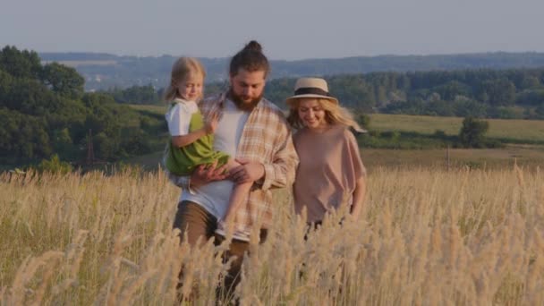 Blanke Vrouw Met Hoed Baard Man Met Klein Meisje Lopen — Stockvideo