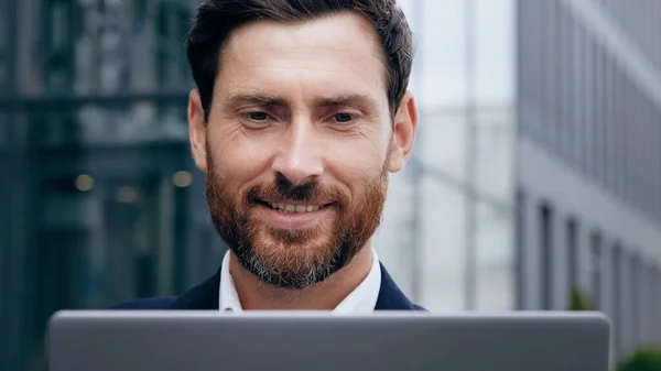 Κοντινό Πλάνο Χαμογελαστός Όμορφος Νεαρός Άνδρας Κοιτάζοντας Οθόνη Laptop Χαρούμενος — Φωτογραφία Αρχείου
