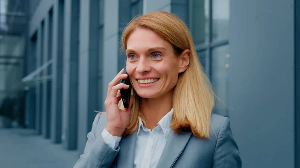 Glad Entusiastisk Kvinna Talar Mobiltelefon Utomhus Dela God Erfarenhet Med — Stockfoto