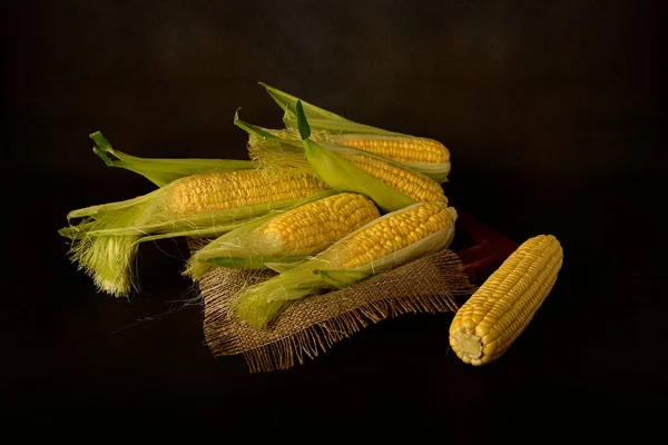 Corn Cobs Rough Fabric Napkins Wooden Table — Stock Photo, Image