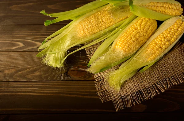Corn Cobs Rough Fabric Napkins Wooden Table — Stock Photo, Image