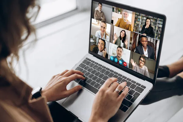 Видео-конференция онлайн встречи виртуальных людей бизнес — стоковое фото