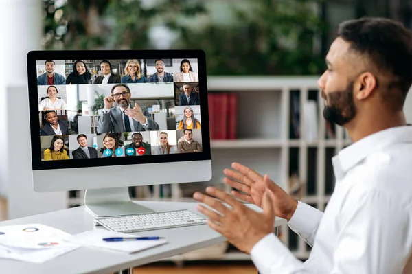 Réunion vidéo en ligne, communication à distance. Homme d'affaires indien, négocie avec un groupe multiracial de partenaires d'affaires prospères, réunion d'affaires virtuelle, concept de télécommunication — Photo