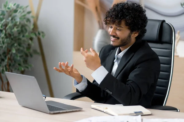 Positivo de pelo rizado exitoso gerente corporativo de la India o entrenador de negocios que lleva a cabo la formación de negocios virtuales, conferencia de trabajo remoto video llamada en línea. Comunicación a distancia mediante ordenador portátil —  Fotos de Stock