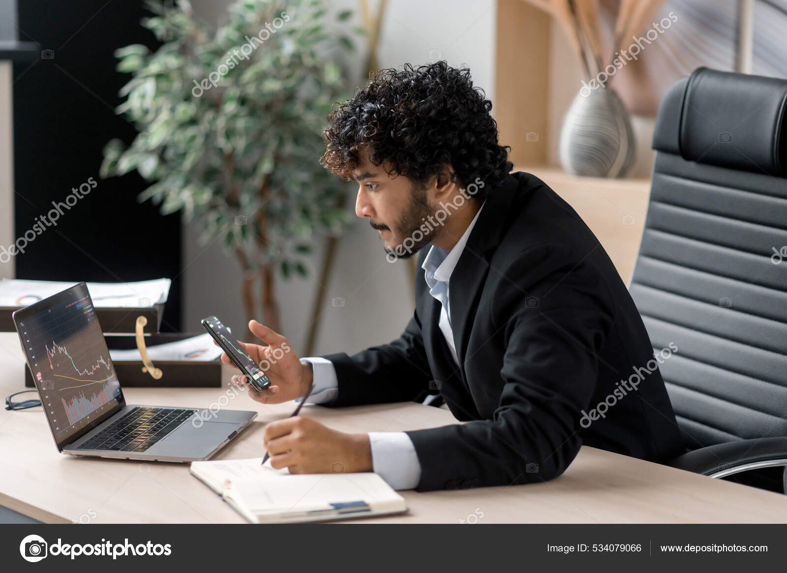 Vue latérale de commerçant indien intelligent crypto, investisseur, courtier  analyste, en utilisant un ordinateur portable et