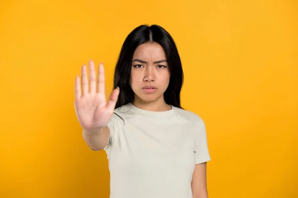Китайська жінка демонструє жест камери. Боротьба за жіноче виборче право і гендерна рівність, проти домашнього насильства і расового расизму. Глобальний рух за права жінок концепт. — стокове фото