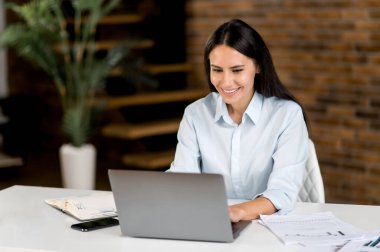 Şirin, zeki, arkadaş canlısı Kafkas esmer, üst düzey yönetici, broker, sekreter, emlakçı, dizüstü bilgisayarla çalışan, ofiste oturan, müşterilerle veya iş arkadaşlarıyla mesajlaşan, gülümseyen