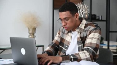 Yorgun, Latin kökenli, serbest çalışan, çalışma masasında oturan, gözlerini ovuşturan, fazla mesaiden dolayı baş ağrısı, stres ve yorgunluk hisseden, dinlenmeye ihtiyacı olan,