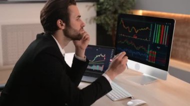 Kripto para piyasasını analiz etmek, e-para yatırımı yapmak, şifreli paralar almak veya satmak, finansal verileri analiz etmek, planlama stratejisini analiz etmek için başarılı bir akıllı broker yatırımcısı, bilgisayar ve dizüstü bilgisayar