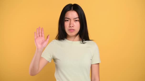 Çinli kadın kameraya dur işaretini gösteriyor. Kadın oy hakkı ve cinsiyet eşitliği için, aile içi şiddet ve ırk ayrımcılığına karşı mücadele. Kadın hakları kavramının küresel hareketi. — Stok video