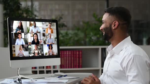 Reunião de vídeo online, comunicação distante. Indiano empresário, mantém negociação com grupo multirracial de parceiros de negócios de sucesso, reunião de negócios virtual, conceito de telecomunicações — Vídeo de Stock