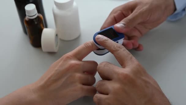 산소 포화도 와 맥박을 측정하는 기구. 의사는 병중에 환자의 손가락에 맥박을 산화제를 붙임으로써 산소 포화도 와 맥박을 측정 한다. 위에서 본 풍경 — 비디오