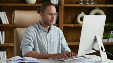 Mutlu, şanslı, beyaz, şık giyimli, ofis çalışanı, serbest çalışan, CEO 'su yumruklarıyla zaferle, başarıyla, iyi anlaşmayla, büyük kazançla el kol geziyor.