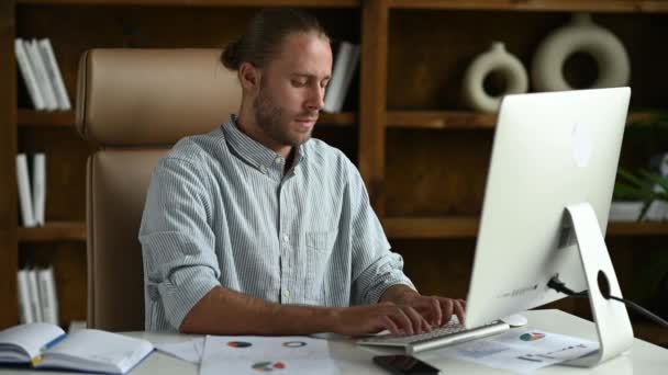 Overwerkte ontmoedigde blanke zakenman, top manager, IT-specialist, zitten aan een bureau in het kantoor, masseren van zijn ogen, behoefte aan rust in een stressvolle situatie, hebben hoofdpijn, migraine, moe — Stockvideo