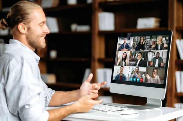 Farklı milletlerden meslektaşlarıyla video konferansında konuşan başarılı bir beyaz adam, proje ve stratejiyi tartışıyor. Çevrimiçi iş toplantısı, çalışanların beyin fırtınası.