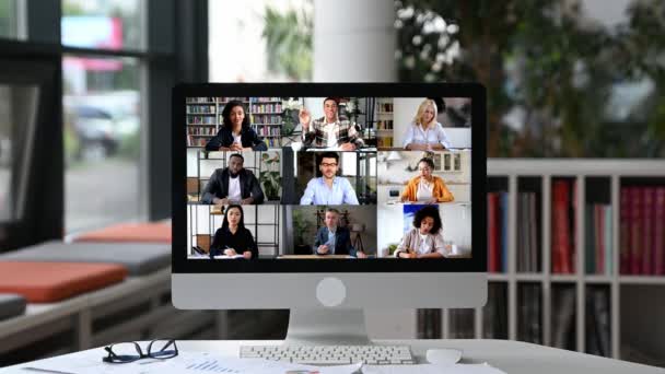 Онлайн-зв'язок відеоконференції. Перегляд екрану комп'ютера з різноманітними багаторасовими успішними діловими партнерами з різних куточків світу зібрався для обговорення бізнес-проблем, відеодзвінки — стокове відео