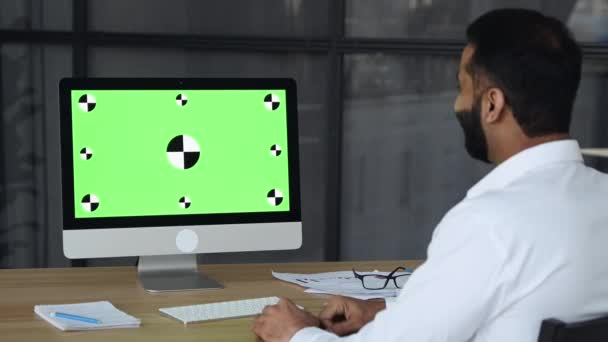 Green screen on computer. Online business briefing. Indian successful businessman having virtual online meeting with diverse multinational colleagues via video call using laptop, discuss ideas, plans — Αρχείο Βίντεο